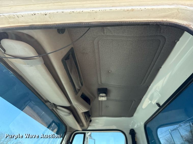 image for item ED5538 1999 International 4700 truck cab and chassis