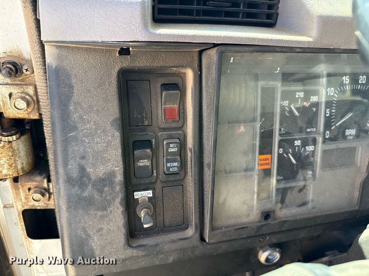 image for item ED5538 1999 International 4700 truck cab and chassis