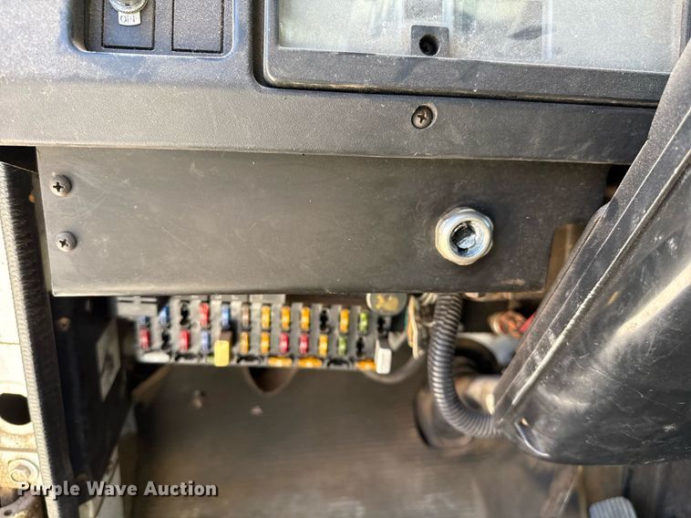 image for item ED5538 1999 International 4700 truck cab and chassis