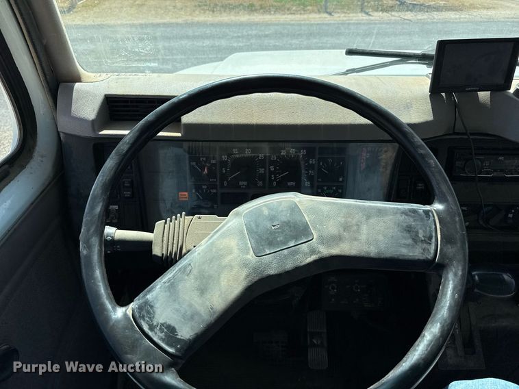 image for item ED5538 1999 International 4700 truck cab and chassis