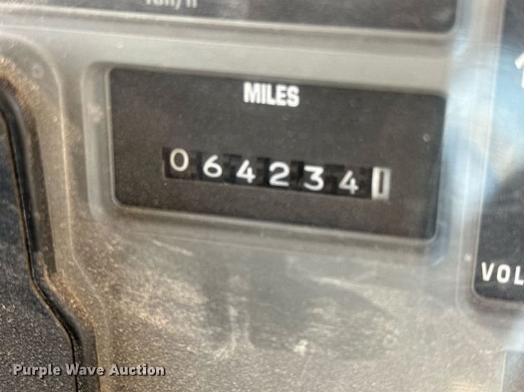 image for item ED5538 1999 International 4700 truck cab and chassis