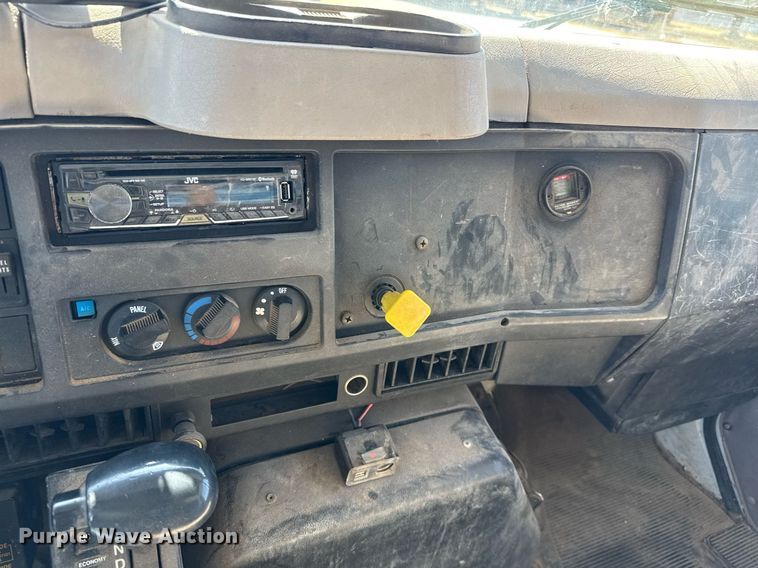 image for item ED5538 1999 International 4700 truck cab and chassis