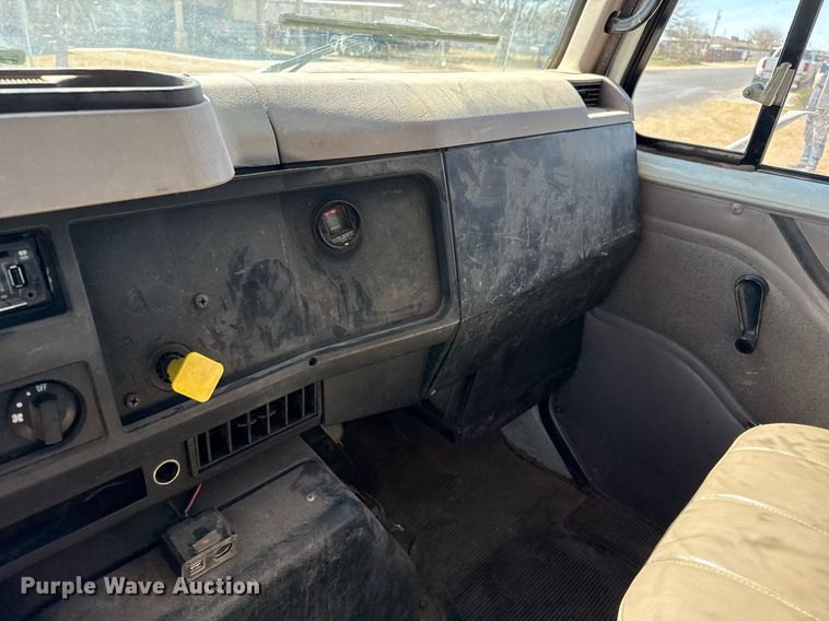 image for item ED5538 1999 International 4700 truck cab and chassis