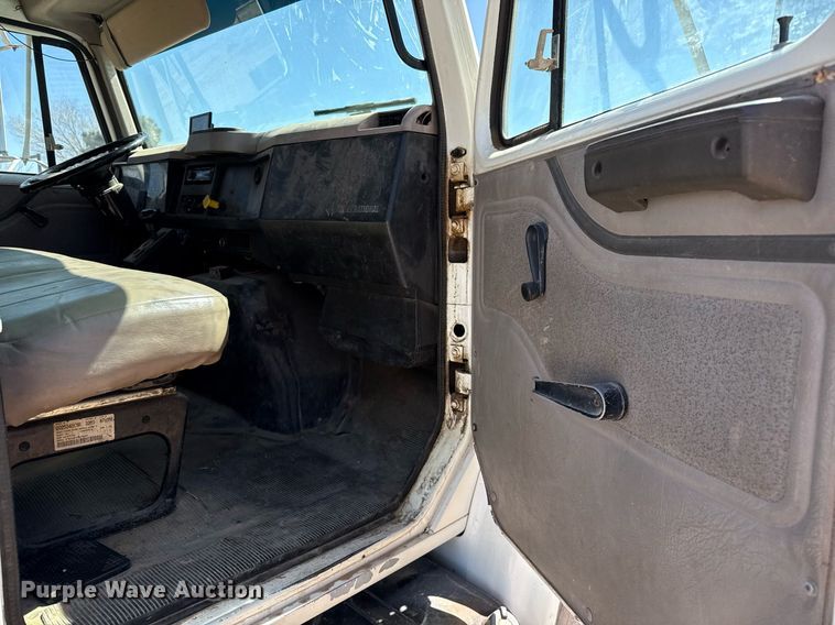 image for item ED5538 1999 International 4700 truck cab and chassis