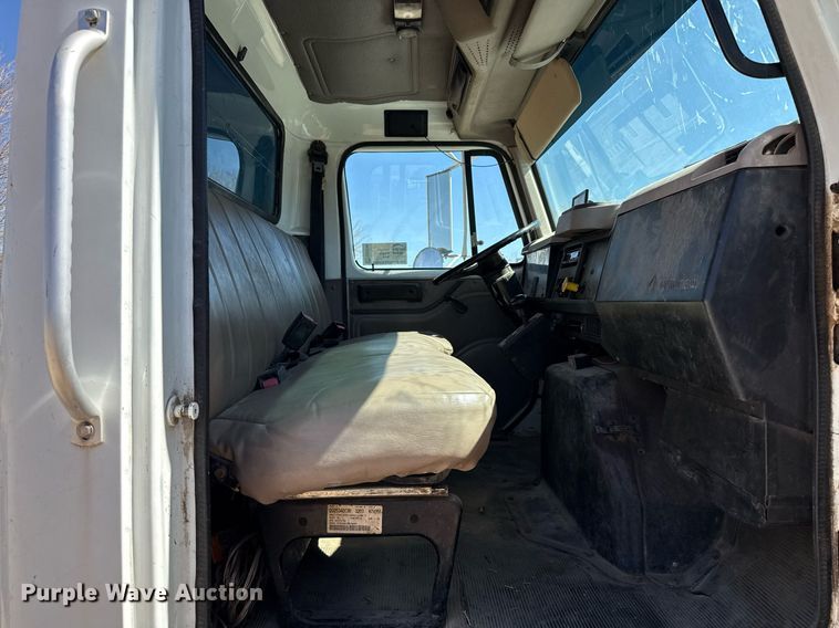 image for item ED5538 1999 International 4700 truck cab and chassis