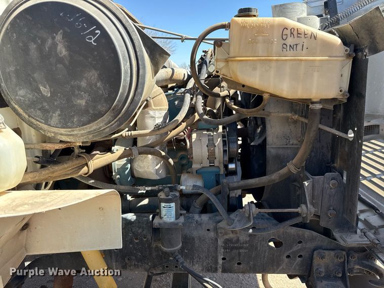 image for item ED5538 1999 International 4700 truck cab and chassis