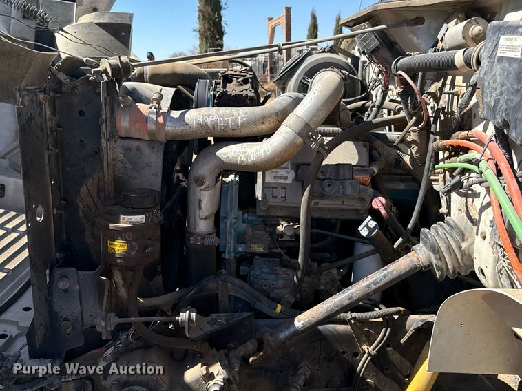 image for item ED5538 1999 International 4700 truck cab and chassis