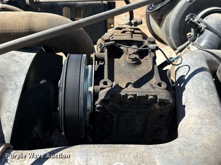 image for item ED5538 1999 International 4700 truck cab and chassis