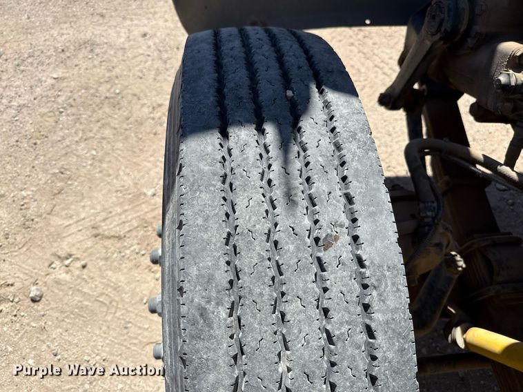 image for item ED5538 1999 International 4700 truck cab and chassis