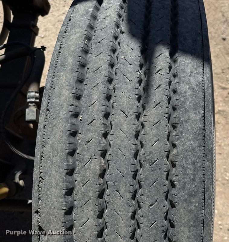 image for item ED5538 1999 International 4700 truck cab and chassis