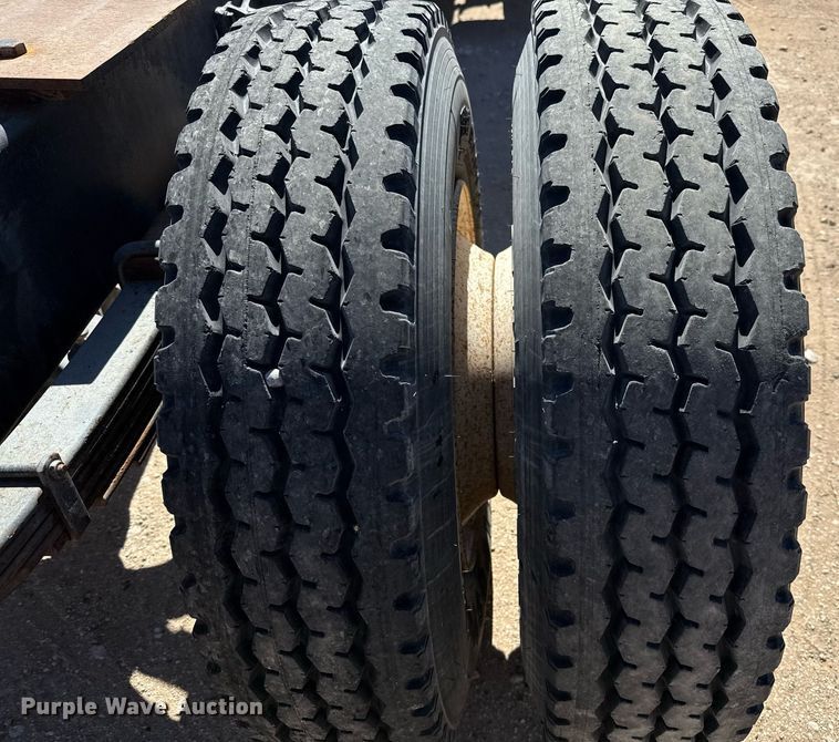 image for item ED5538 1999 International 4700 truck cab and chassis