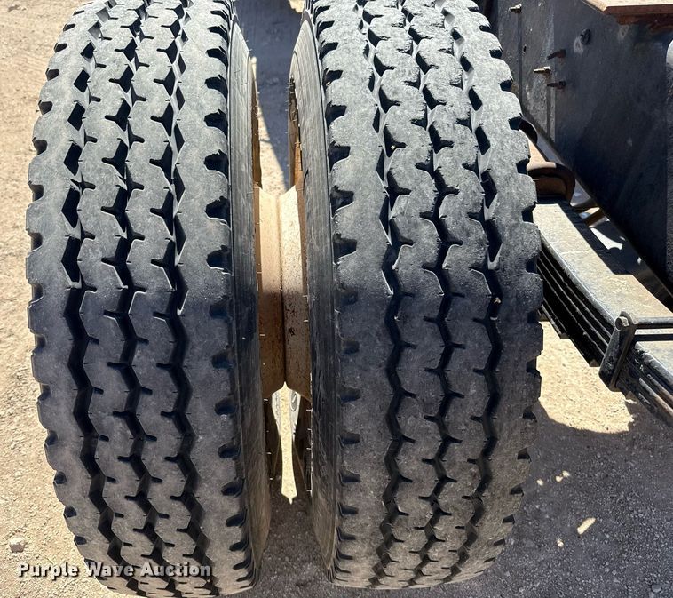 image for item ED5538 1999 International 4700 truck cab and chassis