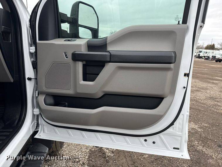 image for item EG2537 2018 Ford F550 truck cab and chassis