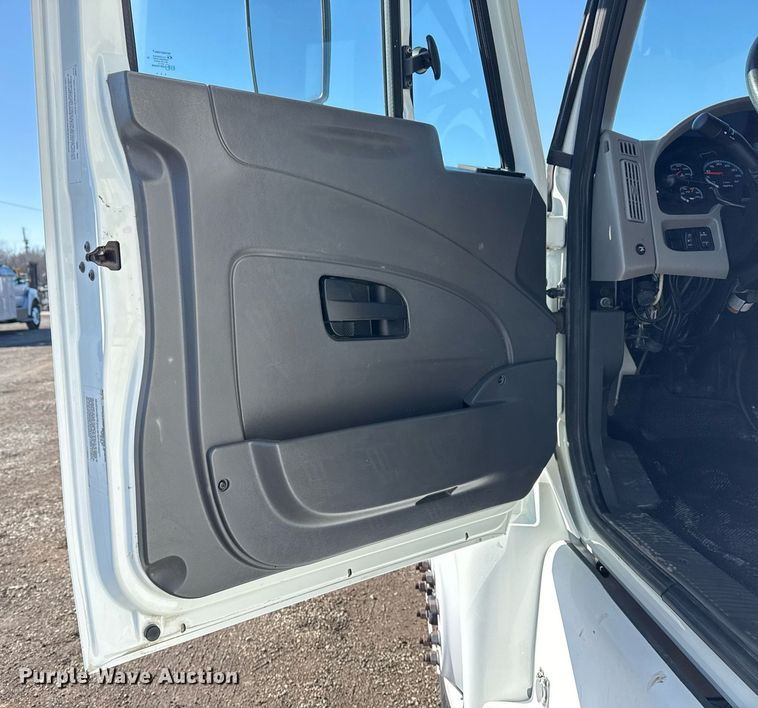 image for item EG2553 2013 IC BUS shuttle bus