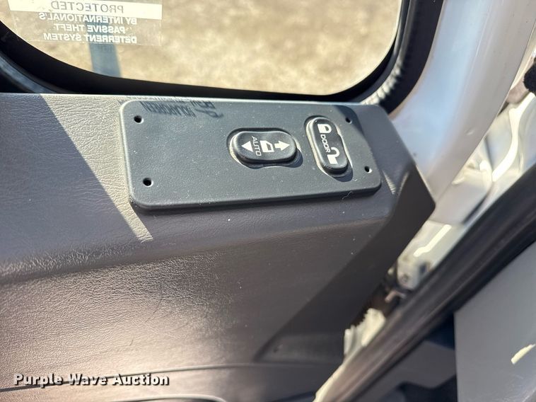 image for item EG2553 2013 IC BUS shuttle bus