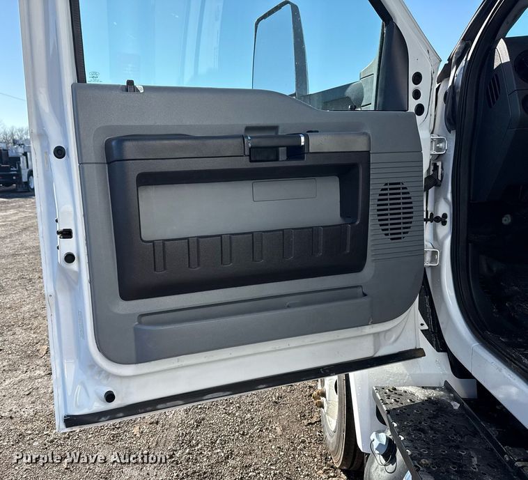 image for item EG2555 2016 Ford F650 Super Duty box truck