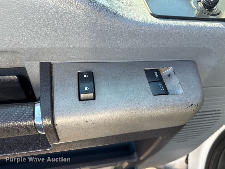 image for item EG2555 2016 Ford F650 Super Duty box truck