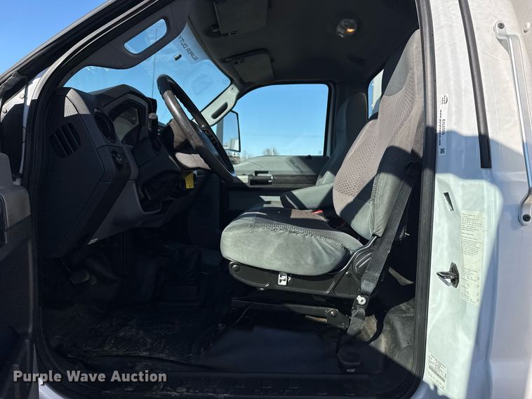 image for item EG2555 2016 Ford F650 Super Duty box truck