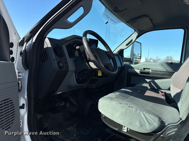 image for item EG2555 2016 Ford F650 Super Duty box truck