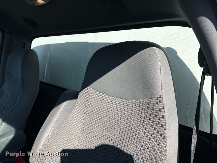 image for item EG2555 2016 Ford F650 Super Duty box truck