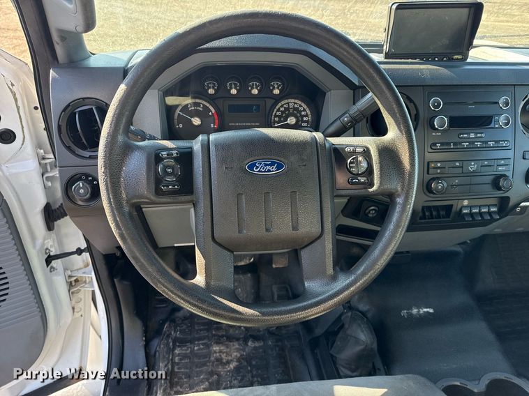 image for item EG2555 2016 Ford F650 Super Duty box truck