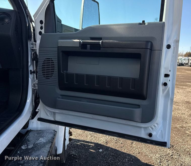 image for item EG2555 2016 Ford F650 Super Duty box truck