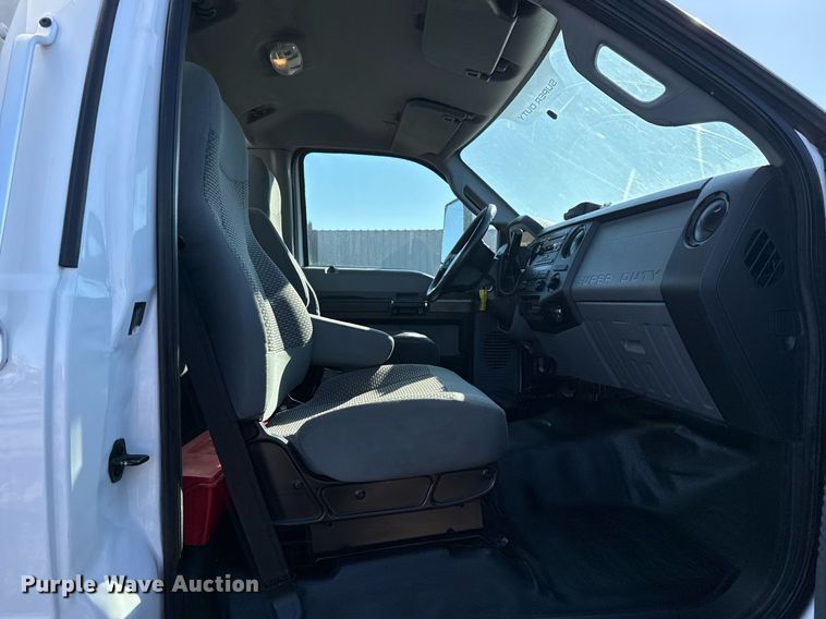 image for item EG2555 2016 Ford F650 Super Duty box truck