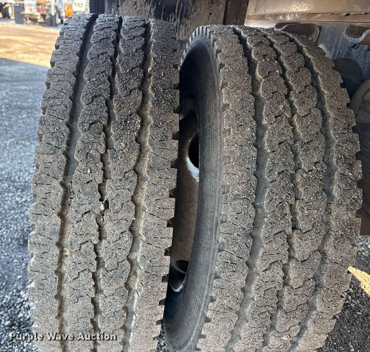 image for item EG2555 2016 Ford F650 Super Duty box truck