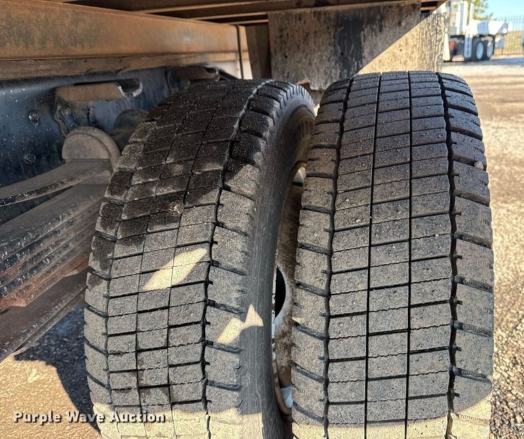 image for item EG2555 2016 Ford F650 Super Duty box truck