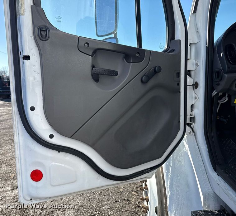 image for item EG2556 2007 Freightliner Business Class M2 box truck