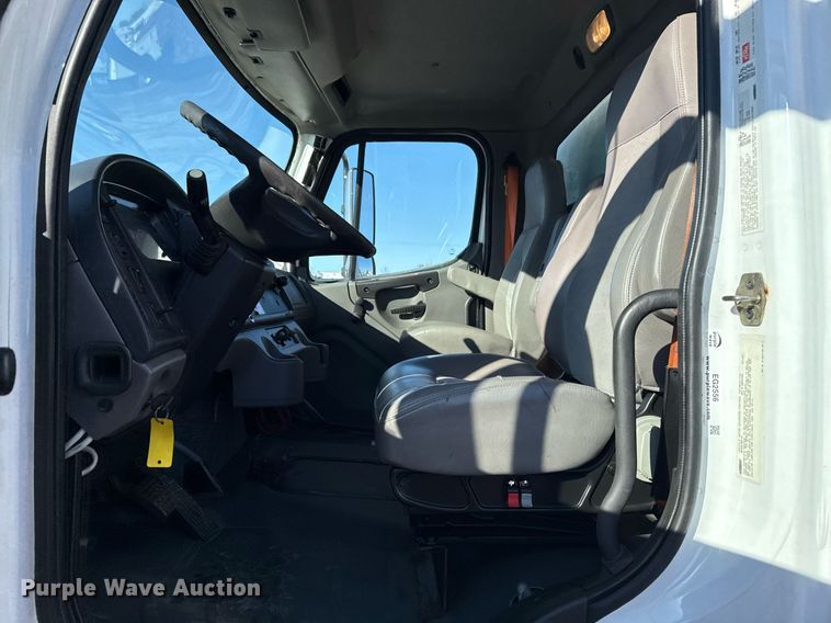 image for item EG2556 2007 Freightliner Business Class M2 box truck