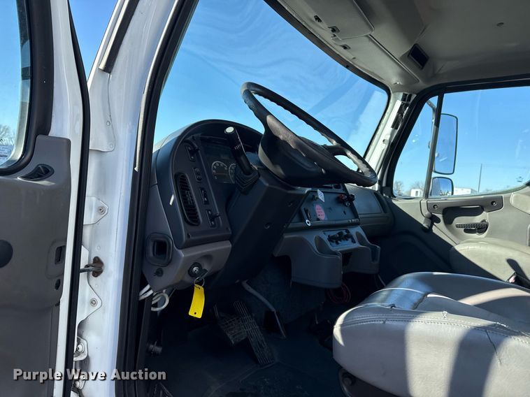 image for item EG2556 2007 Freightliner Business Class M2 box truck