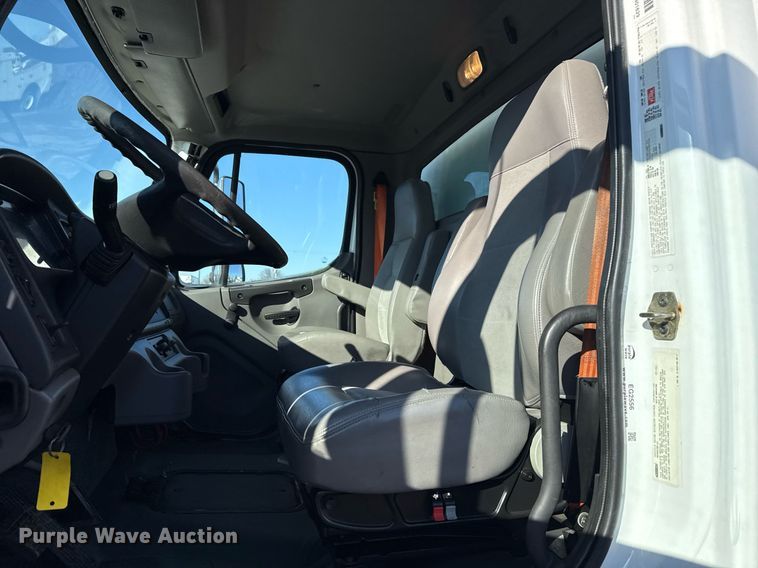 image for item EG2556 2007 Freightliner Business Class M2 box truck