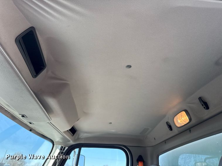 image for item EG2556 2007 Freightliner Business Class M2 box truck