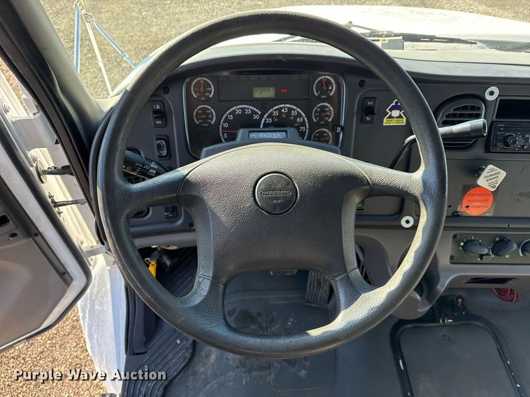 image for item EG2556 2007 Freightliner Business Class M2 box truck