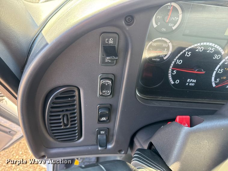 image for item EG2556 2007 Freightliner Business Class M2 box truck