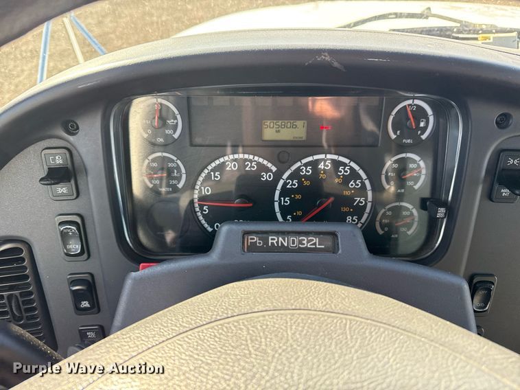 image for item EG2556 2007 Freightliner Business Class M2 box truck