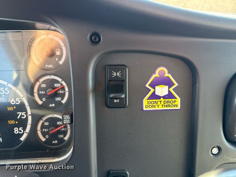 image for item EG2556 2007 Freightliner Business Class M2 box truck