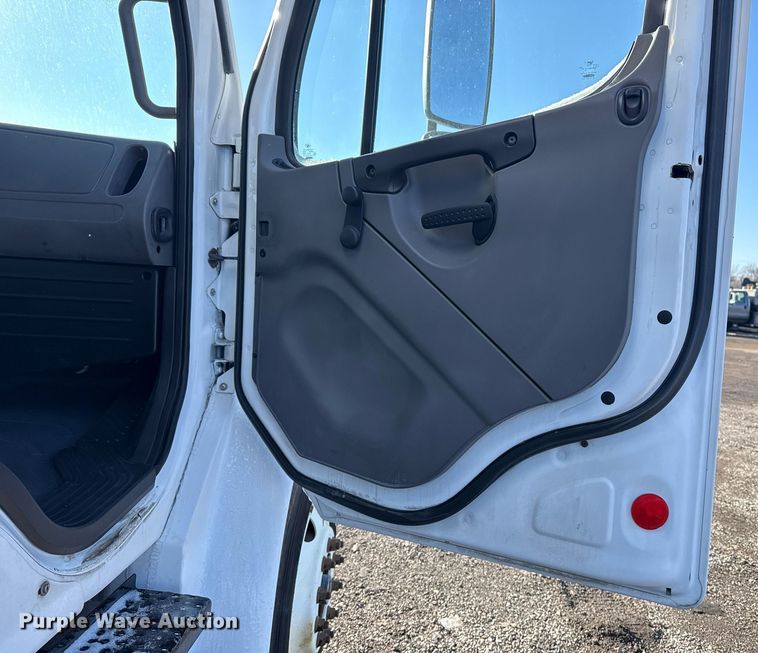 image for item EG2556 2007 Freightliner Business Class M2 box truck