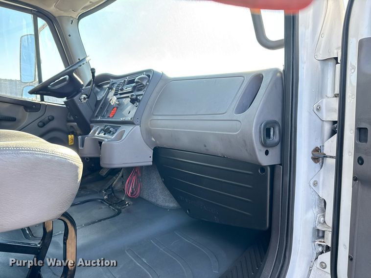 image for item EG2556 2007 Freightliner Business Class M2 box truck