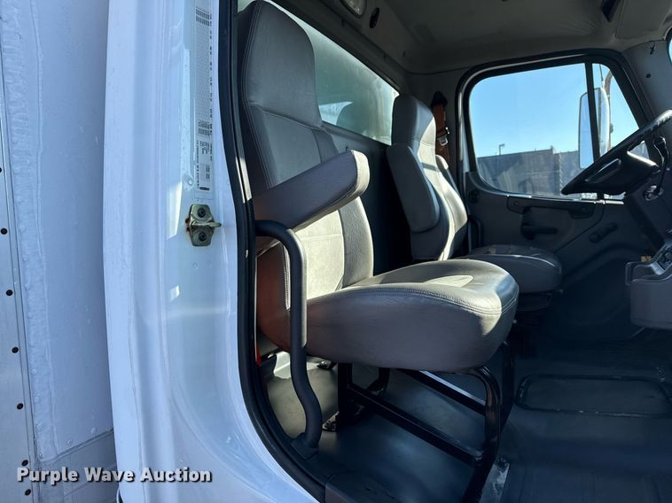 image for item EG2556 2007 Freightliner Business Class M2 box truck