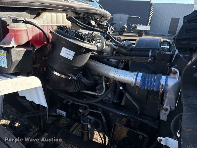 image for item EG2556 2007 Freightliner Business Class M2 box truck