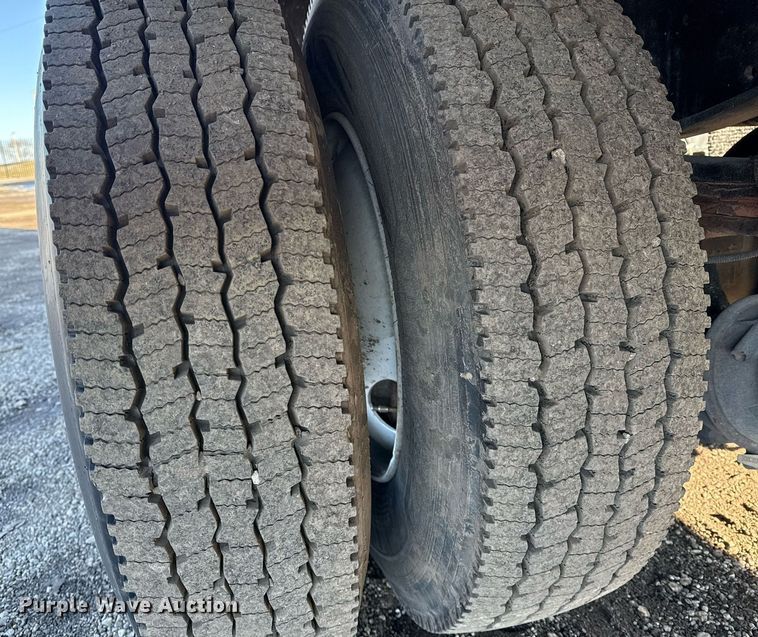 image for item EG2556 2007 Freightliner Business Class M2 box truck