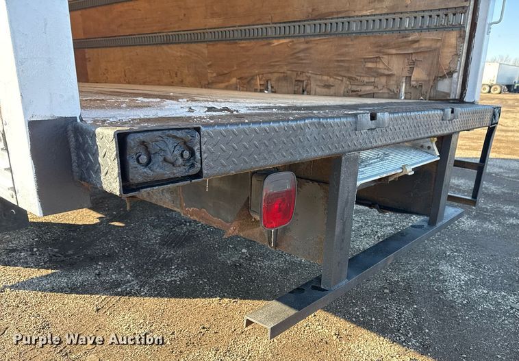 image for item EG2557 2005 GMC C6500 box truck