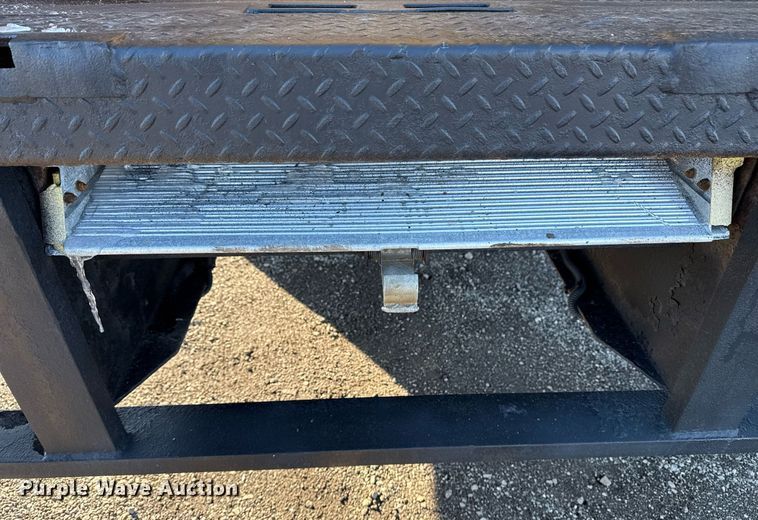 image for item EG2557 2005 GMC C6500 box truck