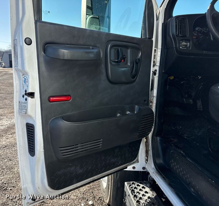 image for item EG2557 2005 GMC C6500 box truck