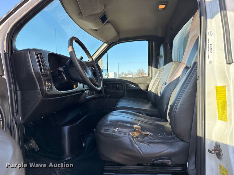 image for item EG2557 2005 GMC C6500 box truck