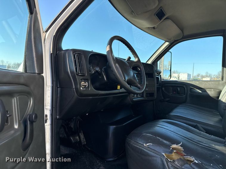 image for item EG2557 2005 GMC C6500 box truck