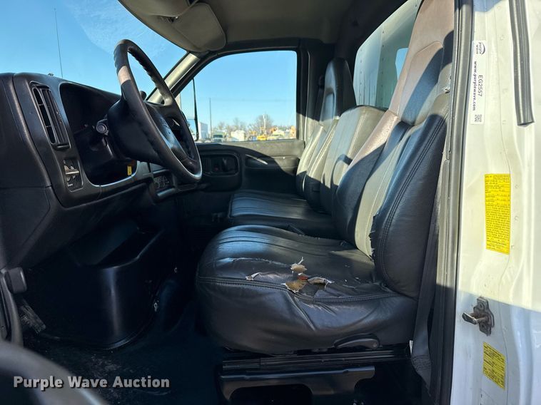 image for item EG2557 2005 GMC C6500 box truck