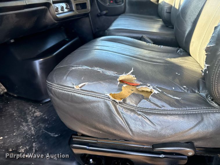 image for item EG2557 2005 GMC C6500 box truck